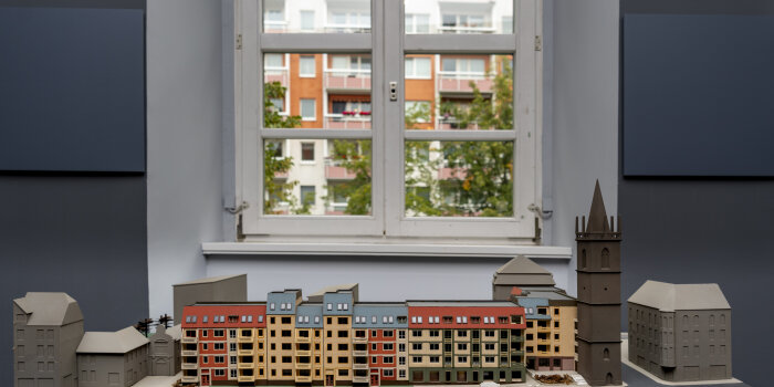 Foto: Modell Innenstadt © Stadtverwaltung Erfurt, Foto: Dirk Urban Ansicht eines farbigen Modells vor einem Fenster