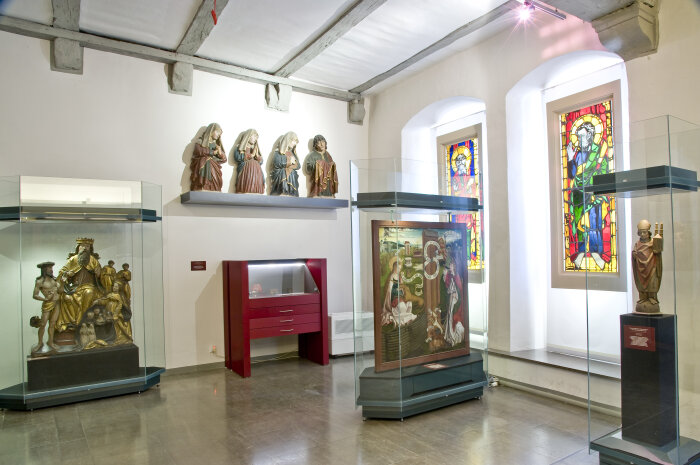 Dauerausstellung im Erdgeschoss: Kirchenschätze Holzfiguren, Bilder und bunte Glasfenster aus Erfurter Kirchen