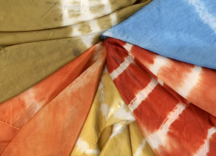 Stoffe färben mit Naturfarbstoffen farbige Stofftücher in Blau, Rot- und Gelbtönen