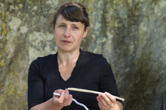 Foto: Anna Friederike Potengowski © Privataufnahme Eine junge Frau mit einem schwarzen Oberteil und einer Holzflöte