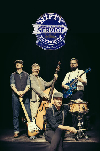 Foto: Rock’n’Roll Band „Nifty Plymouth“ © Nifty Plymouth Vier Musiker mit verschiedenen Instrumenten vor ihrem Bandlogo
