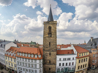 Blick auf eine Häuserzeile und einem Turm im Mittelpunkt