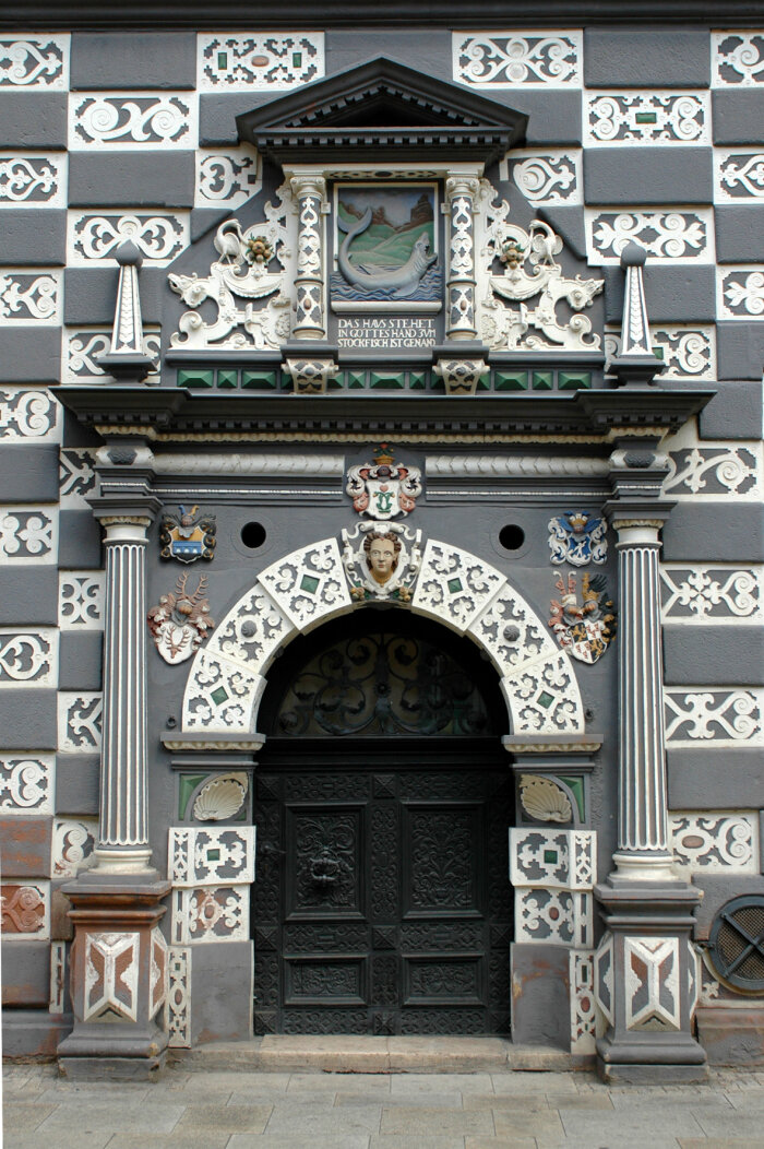 Haus zum Stockfisch: Portal Detailansicht der alten Eingangstür mit Hauszeichen, Stockfisch und Wappen