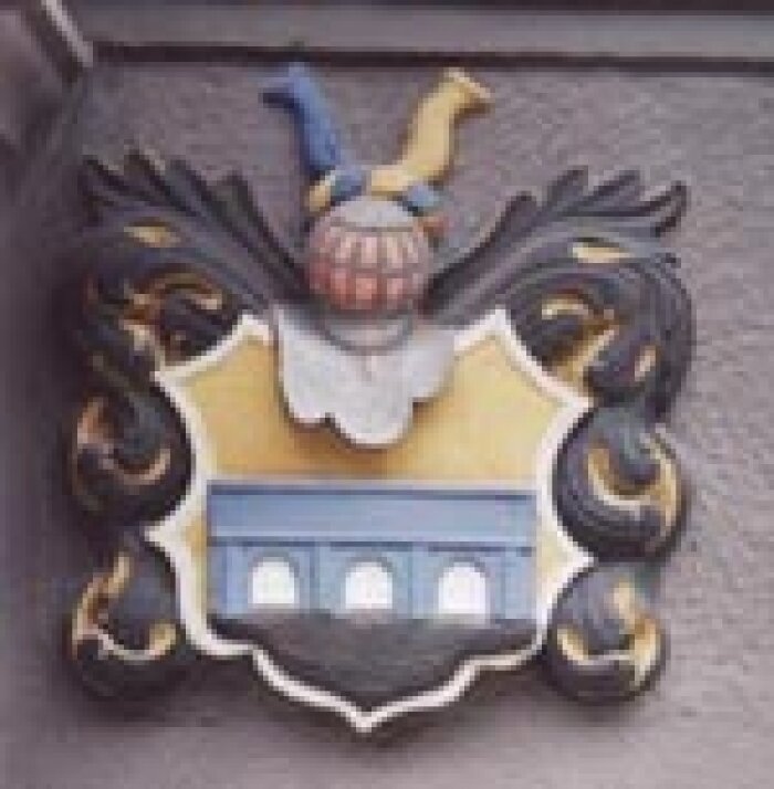 Haus zum Stockfisch: Wappen der Familie Brückner ab 1723 Wappen in schwarz-gelb mit blauer Brücke im Zentrum