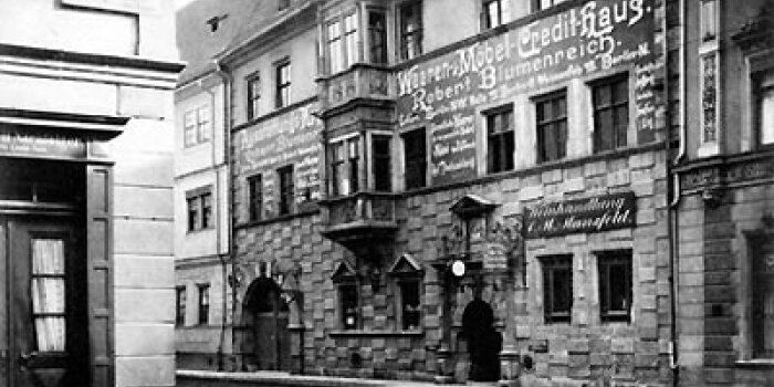 Schwarz-Weiß-Foto der Fassade des Stadtmuseums mit Beschriftung auf Höhe der Obergeschosse