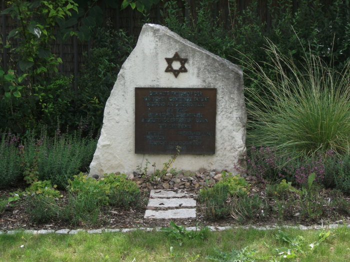 Gedenkstein am Alten Jüdischen Friedhof Gedenkstein mit Davidstern und Inschrift