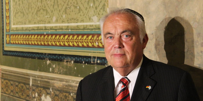 Reinhard Schramm, der Vorsitzender der Jüdischen Landesgemeinde Thüringen, am Abend des 11.07.2014 in der Alten Synagoge