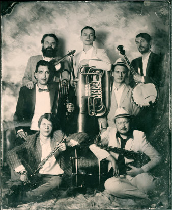 Foto: Musiker der Band Dobranotch © Dobranotch Sechs Männer im Anzug mit Musikinstrukementen