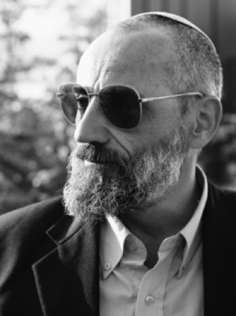Foto: Chaim Noll – „Schlaflos in Tel Aviv“ © Chaim Noll Bild des Autors Chaim Noll. Mann mit Sonnenbrille und grauem Bart.