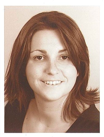 Foto: Bettina Rüggeberg © B. Rüggeberg Eine junge Frau mit halblangen, glatten dunklen Haaren lacht mit offenem Mund in die Kamera. Das Foto ist eine Schwarz-weiß-Aufnahme mit altmodisch anmutendem Sepiaton.