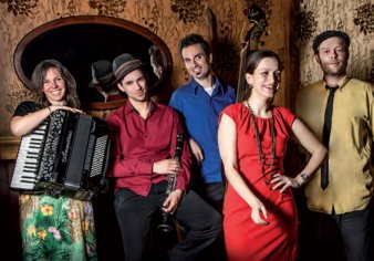 Foto: YSKFI - Traditionelle jüdische Tanzmusik und jiddische Lieder © YSKFI Abgebildet ist die Berliner Klezmer-Band YSKFI. Fünf Musiker, zwei Frauen und drei Männer, halten lachend Instrumente in der Hand.