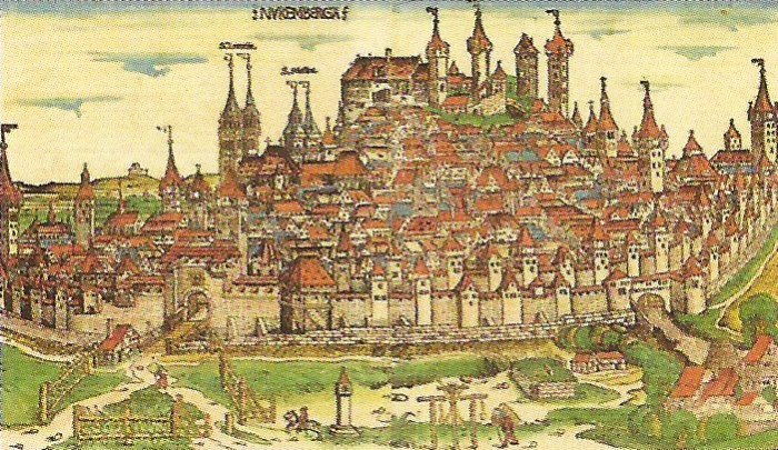 Stadtansicht Nürnbergs aus der Schedelschen Weltchronik, 1493 Die Abbildung zeigt eine kolorierte Ansicht der Stadt Nürnberg um 1493 aus der "Schedelschen Weltchronik". Zu sehen ist eine von Mauern umgebene Stadt mit vielen Kirchtürmen und kleinteiliger Häuserlandschaft, die zur Mitte hin ansteigt. Ganz oben über der Stadt thront eine Burg. Die Stadt liegt inmitten grüner Wiesen, umgeben von Bauernhöfen und kleineren Ortschaften, die im Vordergrund angedeutet sind. Am rechten und linken Bildrand ist jeweils eine Brücke zu sehen, über die man durch einen Torbogen in die Stadt gelangt.
