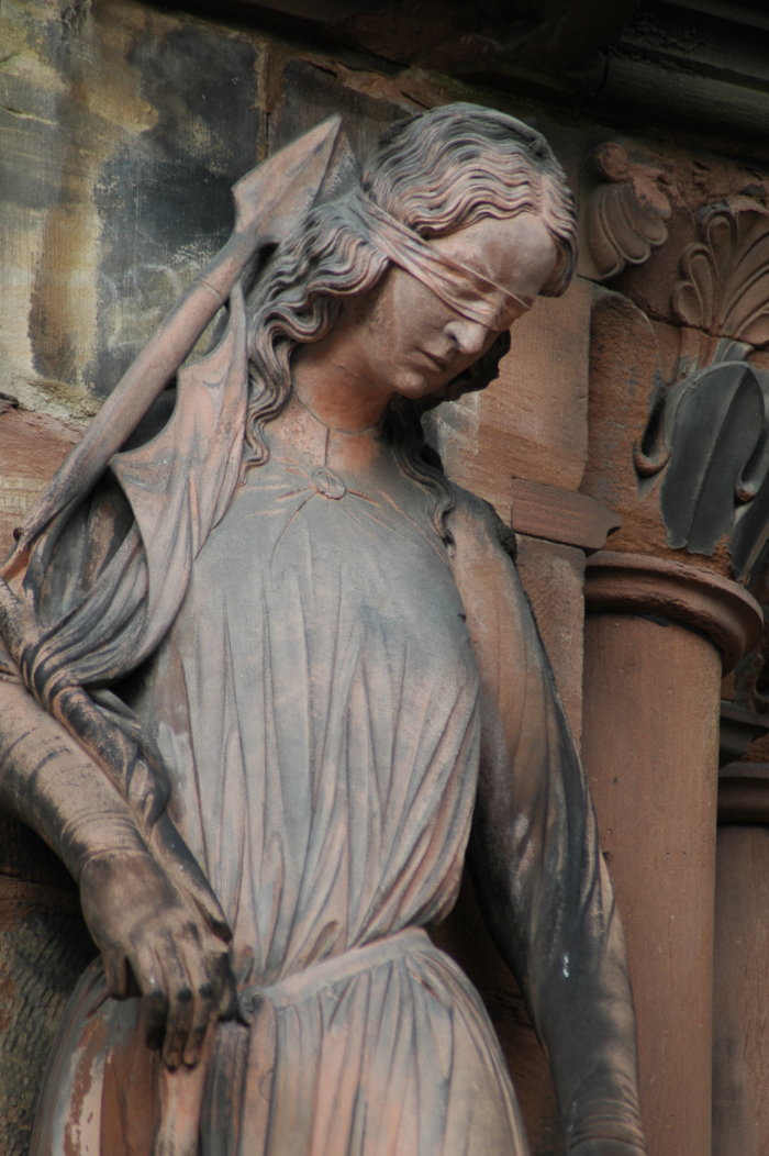 Synagoga Straßburg Das Foto zeigt die Skulptur einer Synagoga vom Straßburger Dom. Traditionell wird diese das Judentum verkörpernde Frauenfigur mit verbundenen Augen dargestellt; üblicherweise steht ihr gegenüber eine weitere, Ecclesia symbolisierende Frauenfigur, die meist mit Attributen des Sieges bzw. Triumphs ausgestattet ist. Beide gemeinsam symbolisieren den Sieg des Christentums über das Judentum.