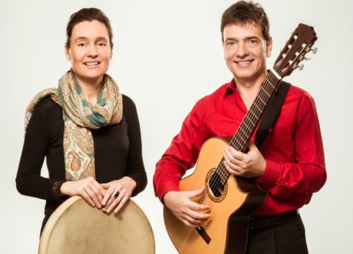 Konzert mit dem Duo CoraSon „Sephardische Liebeslieder“ Abbildung des Duos CoraSon.Frau und Mann mit Instrumenten in der Hand