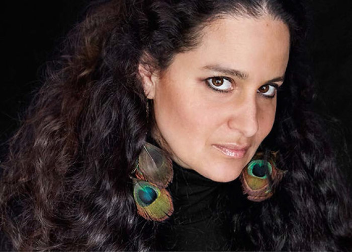 Öffentliches Konzert und Vortrag mit Tehila Nini Goldstein & Jascha Nemtsov Bild der international bekannten Sopranistin Tehila Nini Goldstein auf schwarzem Hintergrund.
