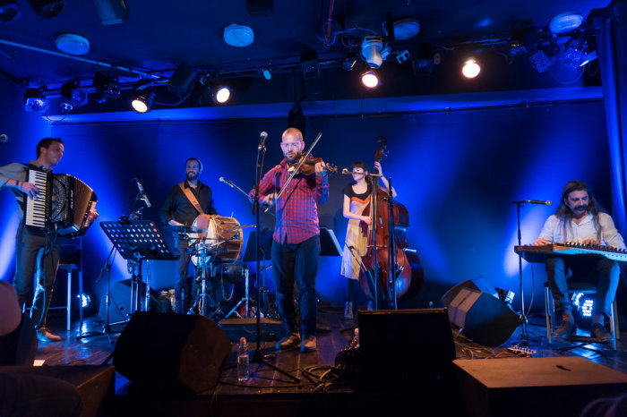 Yiddish Summer Weimar goes Erfurt 2017 – Gershon Leizerson & The Yiddish Blues Drifters Abgebildet sind fünf Musiker mit ihren Instrumenten in einem Konzert. Die Atmosphäre ist durch die Beleuchtung blau gefärbt.