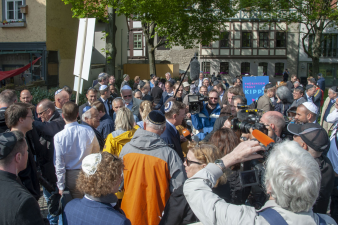 Menschenmenge, viele Personen mit Kippa, in der Mitte Ministerpräsident Bodo Ramelow im Gespräch mit Fernsehteam