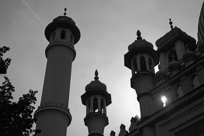 Ahmadiyya-Moschee, Berlin-Wilmersdorf, 1928 rechts im Bild ein Baum, links Türe eines weißen Gebäudes
