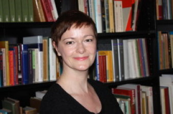 Foto: Annett Martini © Annett Martini Frau vor einem Bücherregal