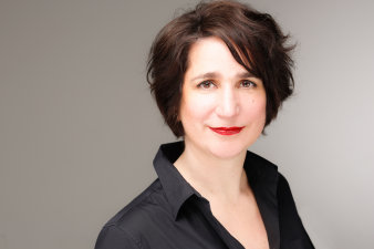 Foto: Mirjam Wenzel © Jüdisches Museum Frankfurt Eine Frau mit brauner Kurzhaarfrisur blickt die Kamera. Sie trägt eine schwarze Bluse und roten Lippenstift.