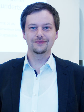 Foto: Portrait David Schnur © David Schnur frontales Portraitfoto eines Mannes