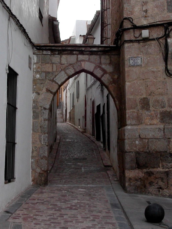 Einer der vier Torbogen zur Judería von Sagunto Ein gemauerter Torbogen, dahinter eine schmale Gasse.