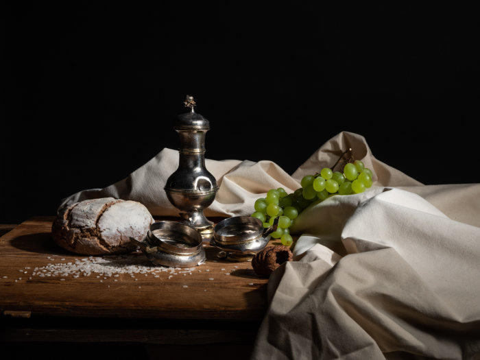 angerichtete Tafel bunte Fotografie einer angerichteten Tafel mit Brot, Salz, Weintrauben und Teekanne