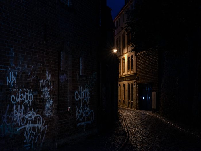 Gasse nähe Alte Synagoge bunte Fotografie einer Gasse bei Nacht in der Nähe der Alten Synagoge
