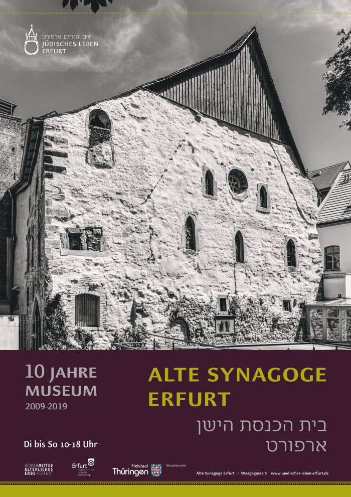 Plakate mit Schwarz-weiß-Fotografie der Alten Synagoge Erfurt mit Daten zur Jubiläumsfeier
