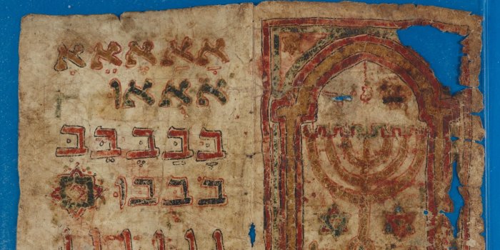 Foto: Schriftstück aus der Kairoer Genizah © Cambridge University Library Ein altes Schriftstück aus Pergament mit hebräischen Schriftzeichen und der Illustration einer Menorah.