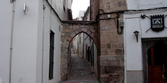 Foto: Einer der vier Torbogen zur Judería von Sagunto © Hans-Jörg Gilomen ein gemauerter Torbogen, dahinter eine schmale Gasse