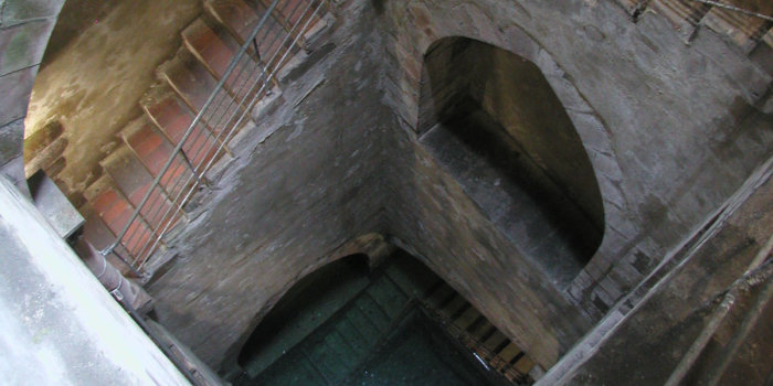 Foto: Die mittelalterliche Mikwe zu Friedberg © Stadtarchiv Friedberg, creativecommons eine mittelalterlichen Mikwe von oben