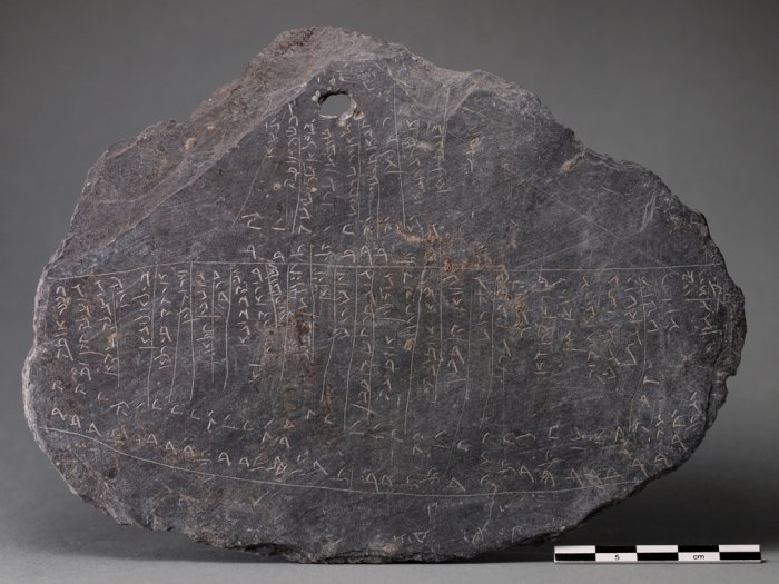 Schiefertafel mit Fundnummer 2204;1 eine Schiefertafel aus dem 14. Jahrhundert, auf welcher hebräische Schriftzeichen eingeritzt sind