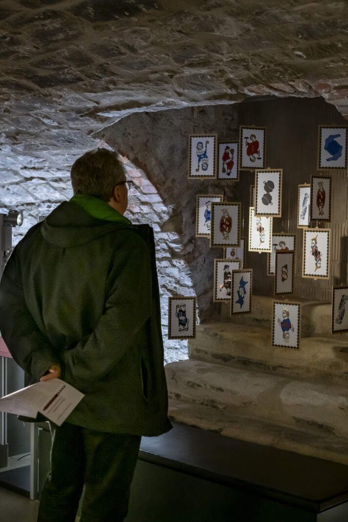 Besucher steht vor Ausstellungsobjekt in der Sonderausstellung in der Alten Synagoge