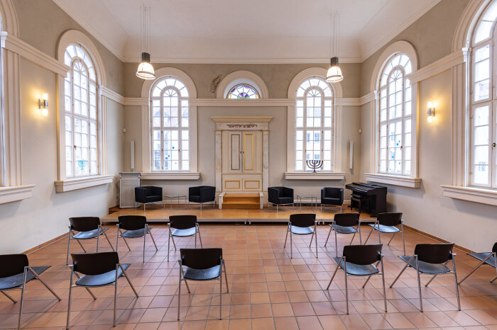 Veranstaltungssaal in der Kleinen Synagoge Ansicht des Veranstaltungssaals in der Begegnungsstätte Kleine Synagoge.