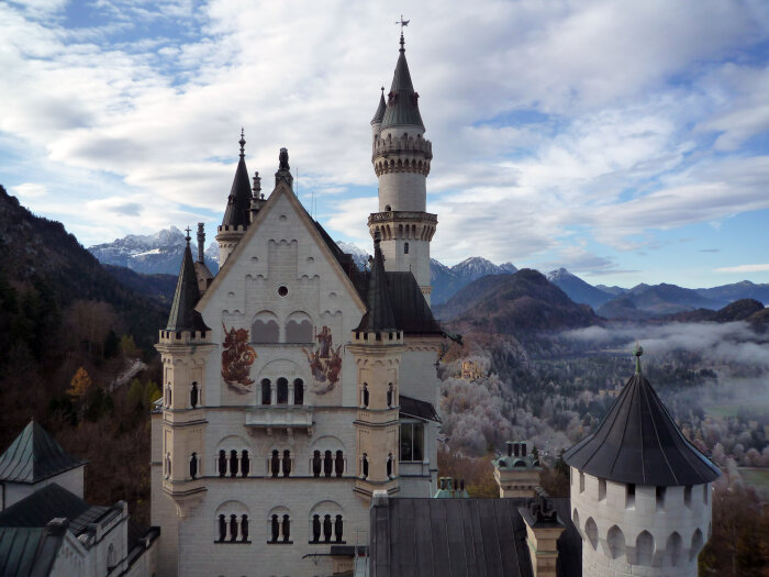 ein Schloss in bergiger Landschaft