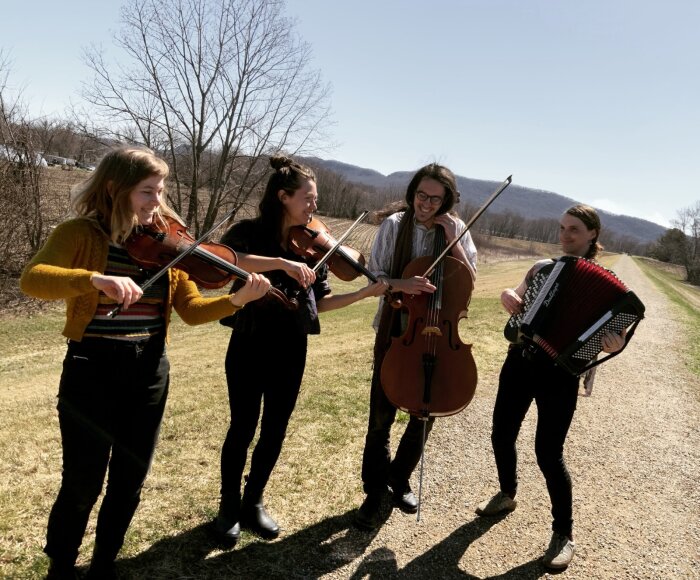 Zwei Musiker mit Cello und Akkordeon und zwei Musikerinnen mit Violine