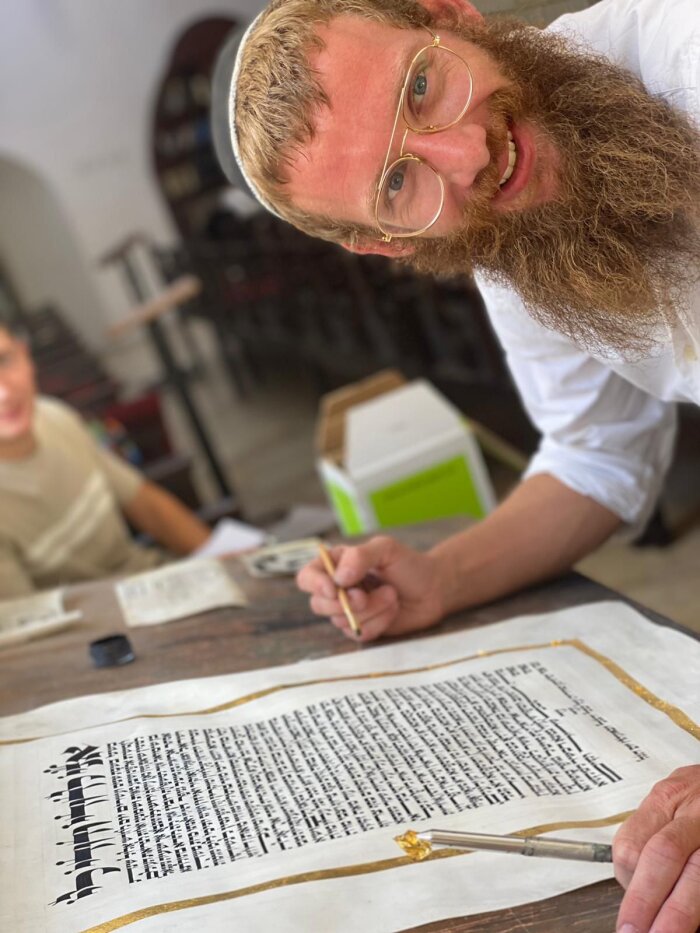 Free writing in the Old Synagogue with Kalman Delmoor Kalman Delmoor beim illustrieren.