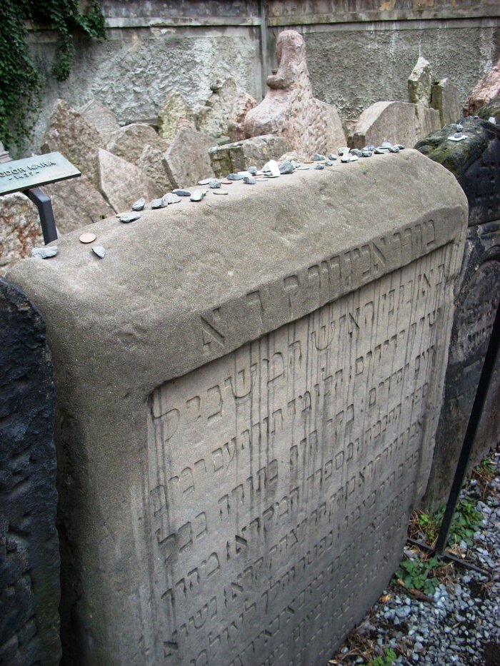 Grabstein des Avigdor Kara auf dem Alten jüdischen Friedhof in Prag Ansicht eines jüdischen Grabsteins