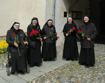 Gruppenbild von fünf Nonnen des Klosters St. Johann