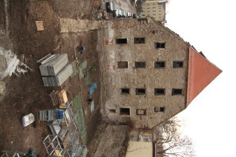 Foto: Sicherung archäologische Funde © Karin Sczech Ansicht einer Hauswand, darunter die archöologische Ausgrabungstelle aus der Vogelperspektive