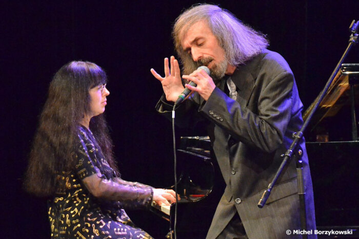 Chorny-Ghergus Duo Ein Duo bestehend aus Pianistin und Sänger auf der Bühne
