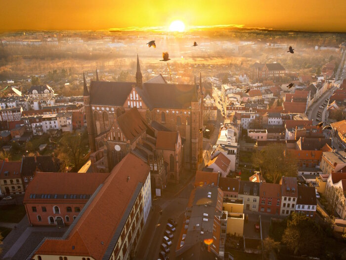 Wismar in der Abenddömmerung aus der Vogeperspektive.