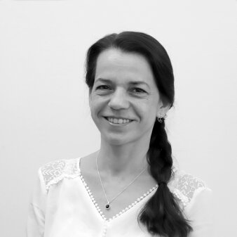 Foto: Portrait Eva Doležalová © Eva Doležalová Portrait einer Frau mit langen dunklen Haaren in schwarz weiß