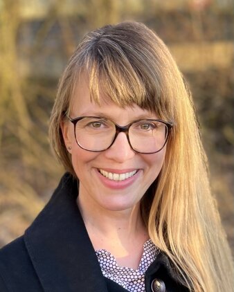 Foto: Portrait Catharina Vogel © Lübeck Travemünde Marketing GmbH Portrait einer blonden Frau mit Brille die lächelt