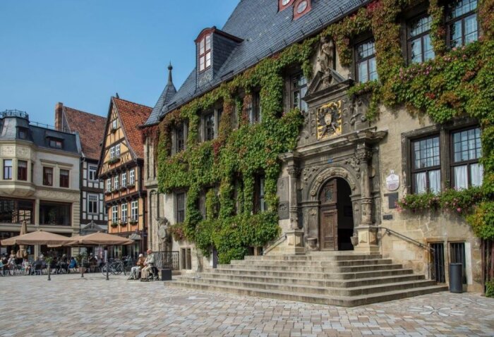 Blick auf das Rathaus in Quedlinburg Blick auf einen Marktplatz mit alten Gebäuden