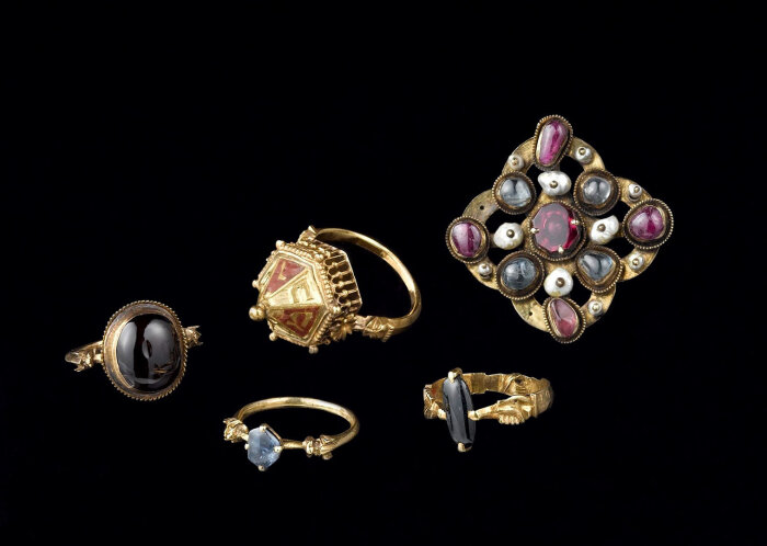 Behind the Treasure: Women, Jewelry and Rules Fünf historische Ringe unterschiedlicher Größe, Farbe, Form und Verzierung als Damenschmuck