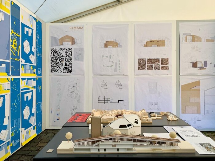 Ausstellung von Studierendenarbeiten der Hochschule Berlin Raumaufnahme: im Vordergrund ein Stadtmodell zum Unesco Welterbezentrum für Erfurt, im Hintergrund Zeichnungen.