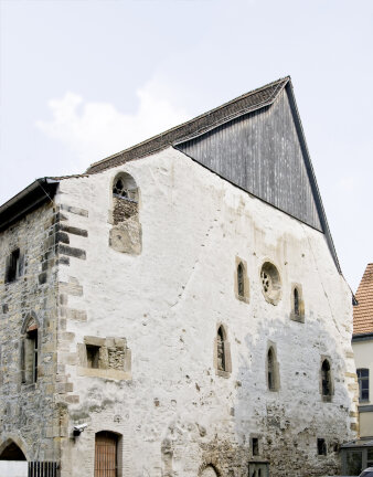 Die Westfassade der Alten Synagoge. Im Anschnitt Ausschnitte der Nordfassade.