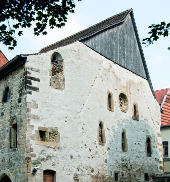 Nordwestfassade mit Giebelwand und Fenstern